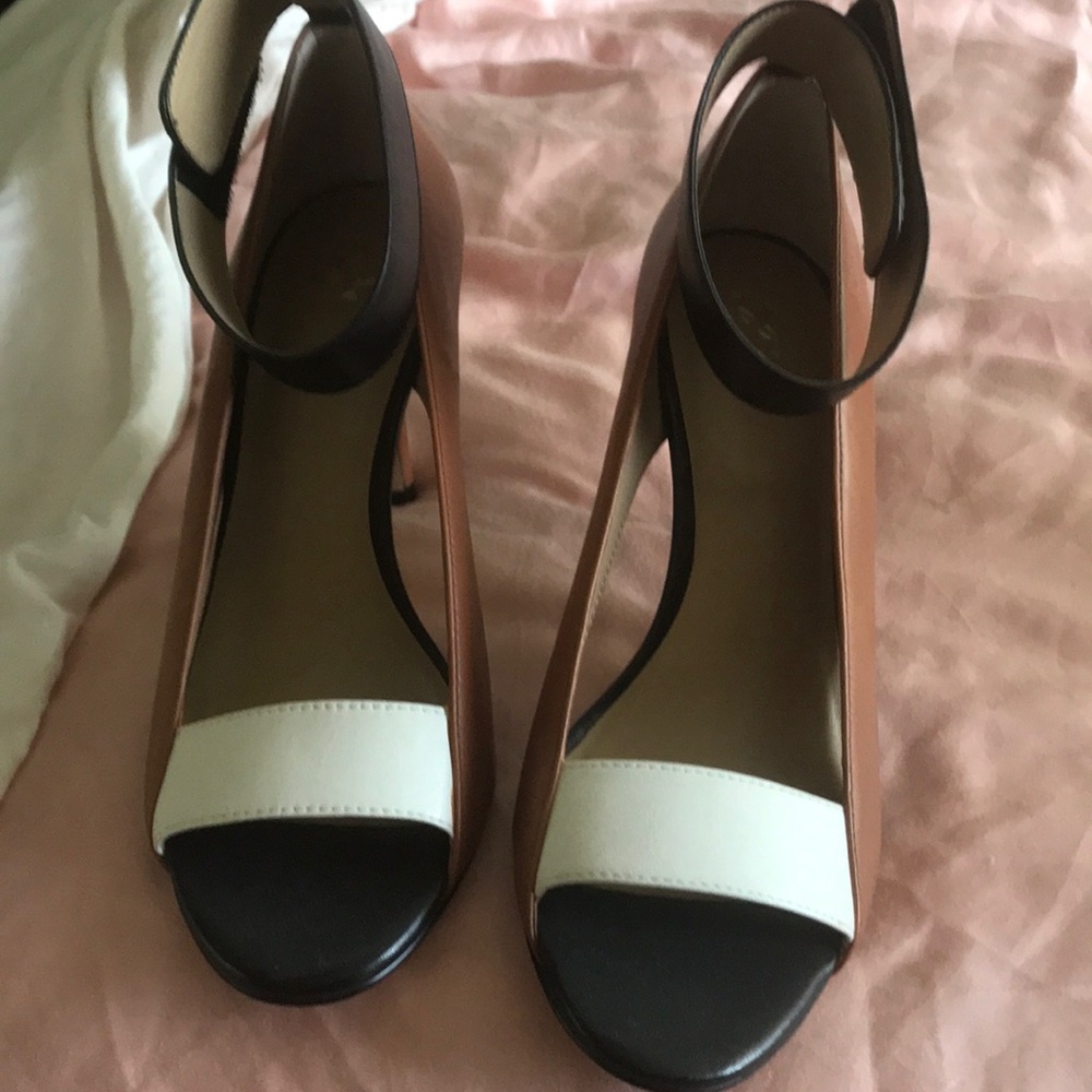 Ann Taylor sandals. New w out tag